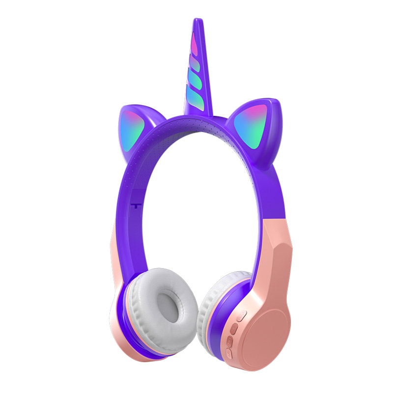 Jogos com fones de ouvido de gato